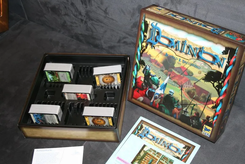 Что внутри: игра Доминион